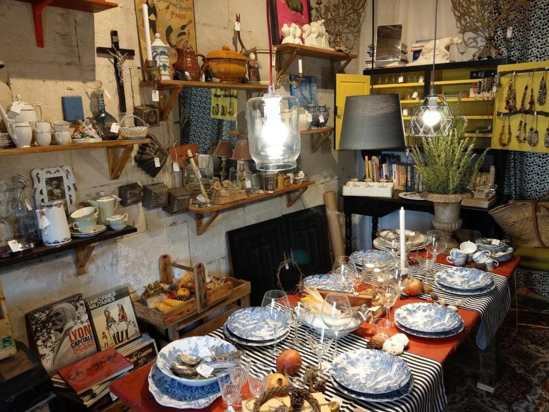 Maison d'hôtes les volets verts et sa brocante Ecueille Exterior foto